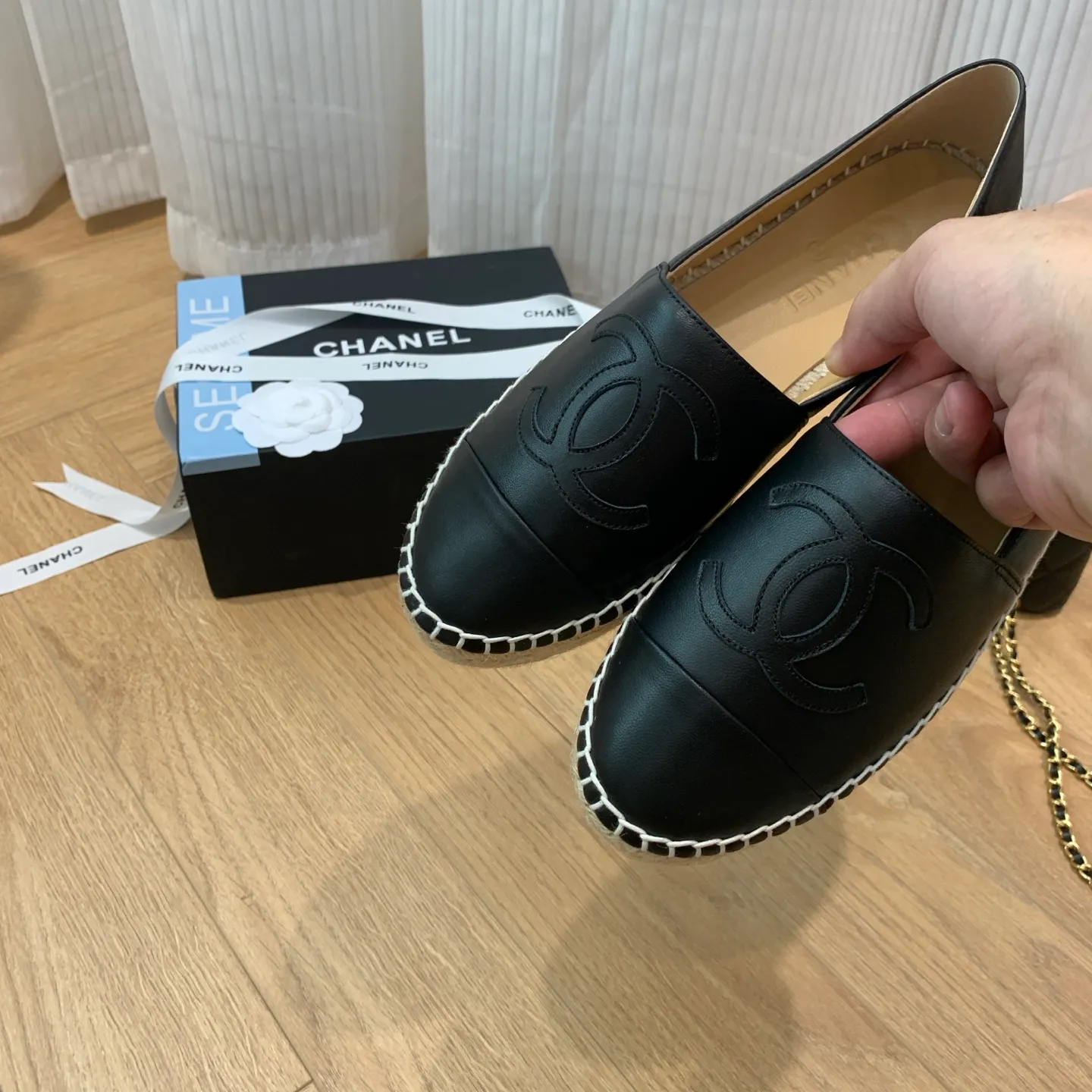 👟👟Ex-factory price 440👟👟 👑New colors are coming ✌️New version of Chanel fisherman shoes is coming❗️Delivered in a full set of top-notch packaging. The quality of my fisherman shoes has not been introduced much, everyone who has had them knows it! The original customized upper, and my outsole is the original translucent outsole, the opaque outsole is the wrong version, full set of authentic packaging ❗️ size: 35-40, running price